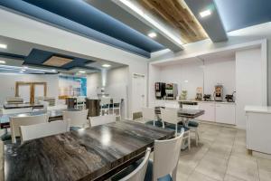 Η κουζίνα ή μικρή κουζίνα στο Clarion Pointe Tampa-Brandon Near Fairgrounds and Casino