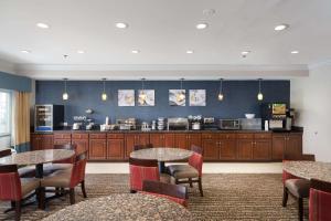 Kahvin ja teen valmistusvälineet majoituspaikassa MainStay Suites Joliet I-55