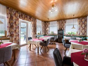 un restaurante con mesas y sillas en una habitación en Pension Englhof, en Achenkirch