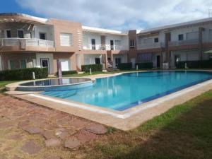 une grande piscine en face d'un bâtiment dans l'établissement DREAM LIND SAHEL, à Zemmour Touirza