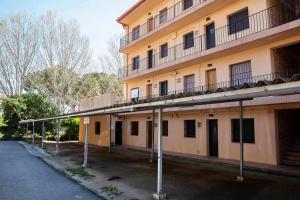 an empty parking lot in front of a building at Apartamento vista mar en SAgaró a 100m playa in Sant Feliu de Guixols