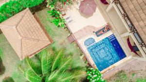 eine Aussicht auf ein Haus und einen Pool in der Unterkunft Recanto da Boca in Tamandaré