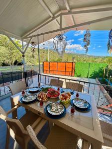 una mesa con platos de comida encima en Belvü's Home, en Fethiye