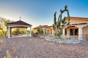 uma casa com um gazebo e uma palmeira em Pet-Friendly Tucson Vacation Rental with Huge Yard! em Tucson