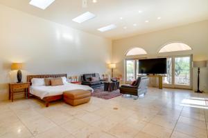 um quarto grande com uma cama e uma sala de estar em Pet-Friendly Tucson Vacation Rental with Huge Yard! em Tucson