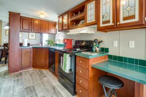 Кухня або міні-кухня у Tennessee Vacation Rental about 2 Mi to Windrock Park!
