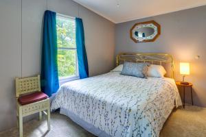 een slaapkamer met een bed en een raam met blauwe gordijnen bij Tennessee Vacation Rental about 2 Mi to Windrock Park! in Oak Ridge