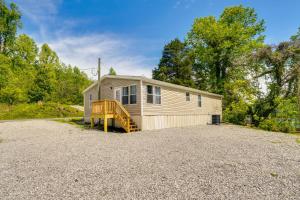 een huis met een grote grindoprit bij Tennessee Vacation Rental about 2 Mi to Windrock Park! in Oak Ridge