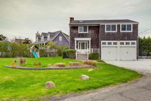 uma casa de tijolos com uma entrada e uma garagem em Stunning Westhampton Beach Home with Private Pool em Westhampton Beach