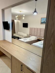 TV a/nebo společenská místnost v ubytování Karos Hotel Llaman