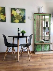 comedor con mesa, sillas y ventana en Mono en piso 8 - Punta Carretas en Montevideo