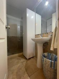 y baño con lavabo, ducha y espejo. en Mono en piso 8 - Punta Carretas en Montevideo