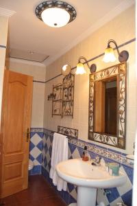 ein Bad mit einem Waschbecken und einem Spiegel in der Unterkunft Casa Rural El Corredor en Cabornera de Gordón in Cabornera
