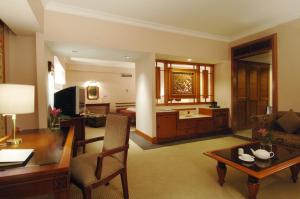 TV a/nebo společenská místnost v ubytování The Sultan Hotel & Residence Jakarta