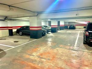 un garaje con coches aparcados en él en Joli appartement a la corniche de Tanger, en Tánger