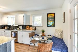 une cuisine et un salon avec une table et des chaises dans l'établissement Waterfront Escape on Lake Granbury Deck and Patio!, à Granbury 30 autres photos