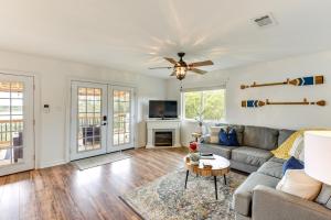 un salon avec un canapé et un ventilateur de plafond dans l'établissement Waterfront Escape on Lake Granbury Deck and Patio!, à Granbury