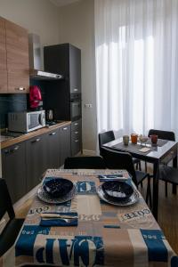eine Küche mit einem Tisch und Stühlen sowie ein Esszimmer in der Unterkunft VIVI A NAPOLI in Neapel