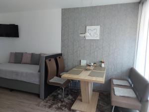 mały pokój ze stołem i łóżkiem w obiekcie Appartement Daniel Kaprun w Kaprunie