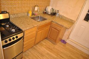 Een keuken of kitchenette bij Multilevel Guest House Newark Airport NJ