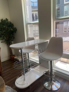 uma mesa branca e cadeiras num quarto com uma janela em Luxury Apartment in Downtown Las Vegas em Las Vegas