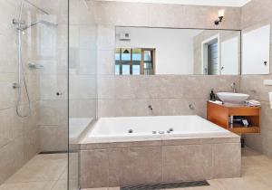 Koupelna v ubytování Hamptons Escape + 23 fotografií