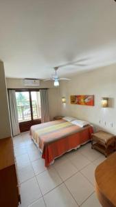 1 dormitorio con cama y ventana. en Beira Mar e Sossego C13 Praia de Zumbi RN en Zumbi