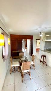 sala de estar con mesa y sillas en Beira Mar e Sossego C13 Praia de Zumbi RN en Zumbi