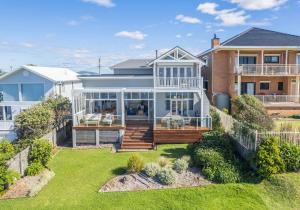 an image of a house with a large front yard at Hamptons Escape in Gerroa