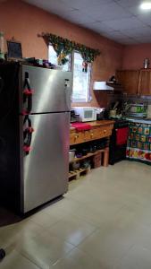 una cucina con frigorifero in acciaio inossidabile in una camera di DondeJosé a Valle de Anton