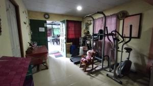 una habitación con un gimnasio con equipamiento de ejercicio. en DondeJosé en Valle de Anton
