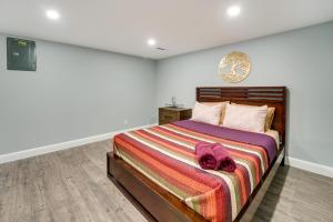 1 dormitorio con 1 cama con una manta colorida en Family-Friendly Troy Vacation Rental with Fire Pit!, en Troy