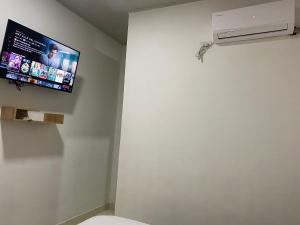 ネコクリにあるSweet Dreams Necocliの壁に薄型テレビが備わる客室です。
