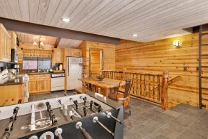 Kuchyň nebo kuchyňský kout v ubytování Smith Chalet at Snow Summit- Furnished Resort Condo- Foosball- Walk To Lifts