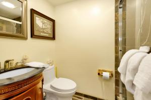 Koupelna v ubytování Smith Chalet at Snow Summit- Furnished Resort Condo- Foosball- Walk To Lifts + 15 fotografií