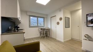 a living room with a kitchen and a counter top at L'innovalé - Inria / Naver Labs in Meylan