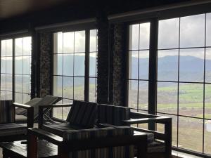 Premium VILLA (LUXURY Mansion) في شاماكسي: غرفة بها كرسيين وطاولة ونوافذ