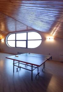 una mesa de ping pong en una habitación con ventana en Premium VILLA (LUXURY Mansion) en Şamaxı