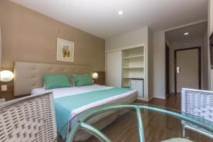 um quarto com uma cama grande e uma varanda em Grande Hotel da Barra em Salvador