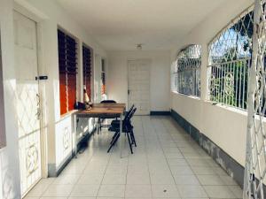 - Balcón con mesa y sillas en una casa en African Symbol Guest House en Montego Bay