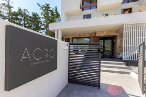 ACRO Upscale Residences في Kórinthos: علامة على جانب المبنى