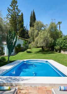 Basen w obiekcie Villa Dos Palomas on the Golden Mile in Marbella lub w pobliżu