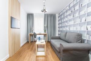 salon z kanapą i stołem w obiekcie Smart Hotel w Gdańsku