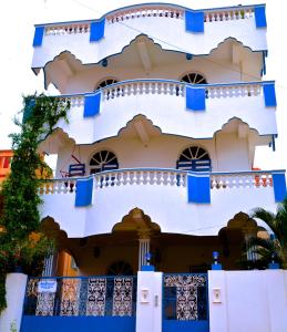 un edificio con persianas azules en Holi-Wood Guesthouse en Pondicherry