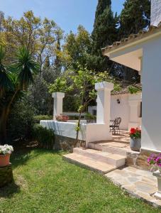 Ogród w obiekcie Villa Dos Palomas on the Golden Mile in Marbella