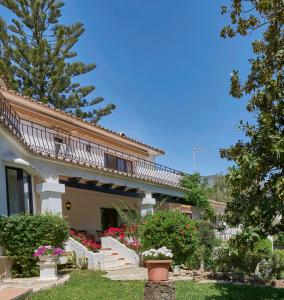 Ogród w obiekcie Villa Dos Palomas on the Golden Mile in Marbella
