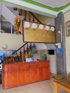 a restaurant with a sign for ajo nocheco acoustic acoustic hotel at Bảo Ngọc Cô Tô hotel in Dao Co To