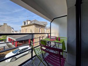 einen Balkon mit einem Tisch und einem Auto darauf in der Unterkunft Nice apartment 50m from the beach with balcony and parking, Pléneuf-Val-André in Pléneuf-Val-André