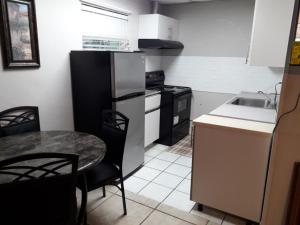 Roomy Comfortable Suite tesisinde mutfak veya mini mutfak