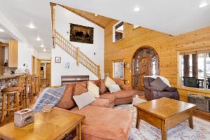 ein Wohnzimmer mit Sofa und Tisch in der Unterkunft Cozy Lakeview Hideaway by Big Bear Vacations Amazing Fawnskin Log Cabin Chalet in Fawnskin